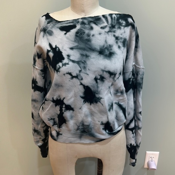 NWOT Line and dot tie-dye women’s sweater - Picture 1 of 5